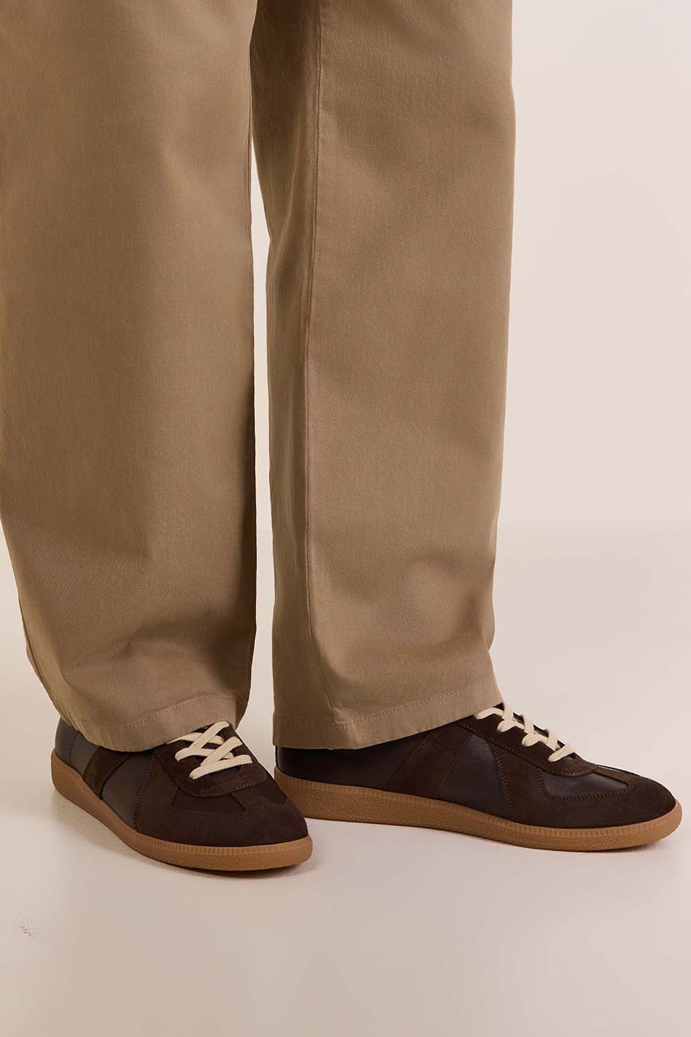 תמונת כל הלוק של נעלי סניקרס